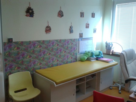 Vyšetřovací lehátko v ordinaci.